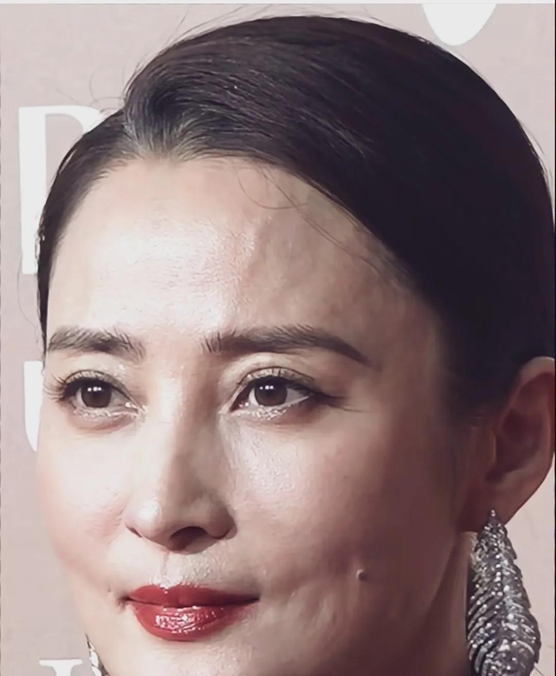 高清怼脸照，这不就是50岁正常状态么？不用硬夸，何况她那么有钱保养，有专业团队造
