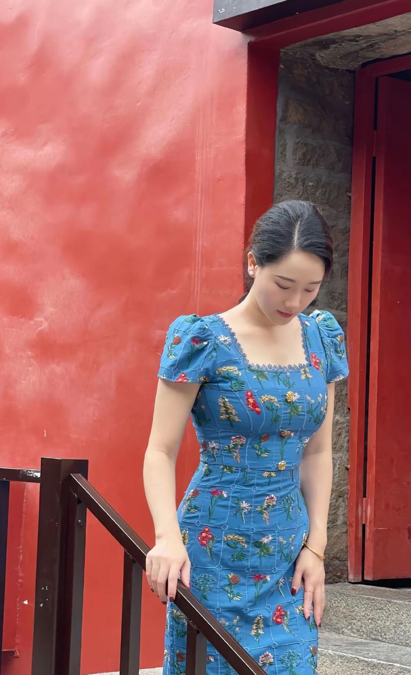 精致女孩不适合谈恋爱，只适合做媳妇，眉清目秀旺夫相。