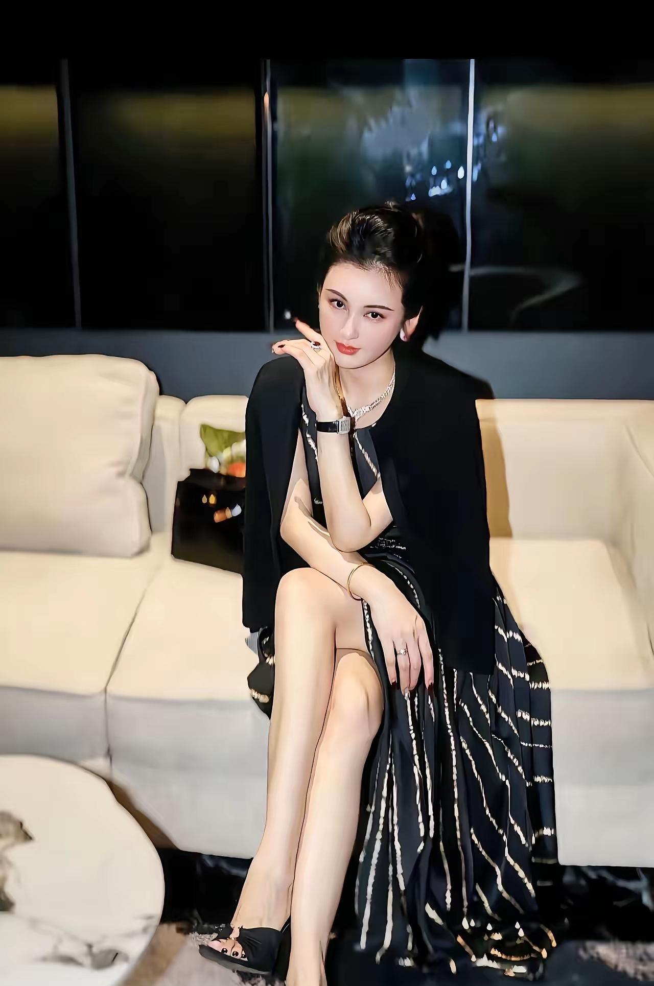 这个女人是谁呢？一看就是奢侈女人，一般男人是娶不起的，常言道，美人配英雄，英雄配