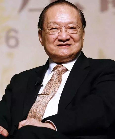 有一次，一个读者问金庸：“其实杨过真正爱的人是郭芙，对吗？”金庸激动地握着他的手