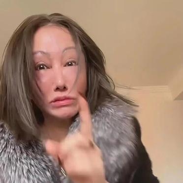 “哎呀，这内蒙古 55 岁大妈为变美可太拼啦！拉皮三次，还折腾眉眼鼻嘴，花 63