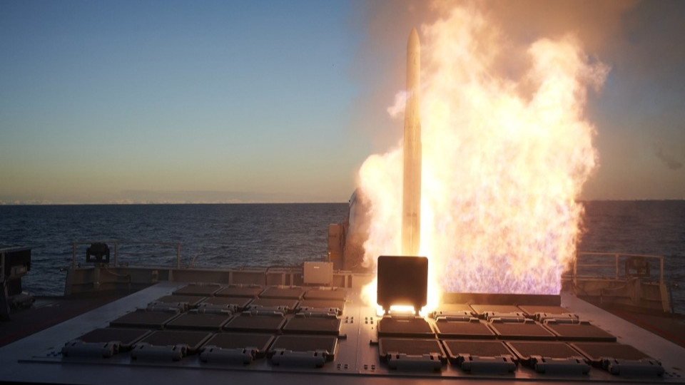 美军“袭击”中国海军？4架F35战斗机携带16枚导弹，3枚射向航母？