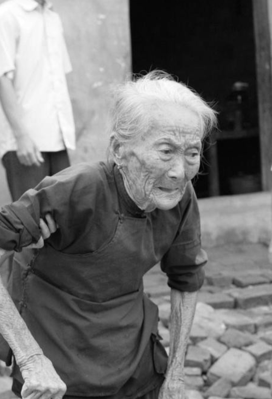 1939年，19岁少女，被日军推进洗澡房。一日军军官快步上前，一把抱住缩成一团的
