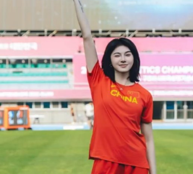 吴艳妮为中国女篮加油，这一次，中国队主场作战，我坚信她们定能再创辉煌，让冠军奖杯