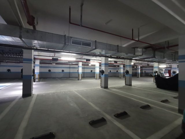 小区地下室竟然发生这种事
不好意思，我也用一回惊叹体了，各位大佬看看这种充电桩是