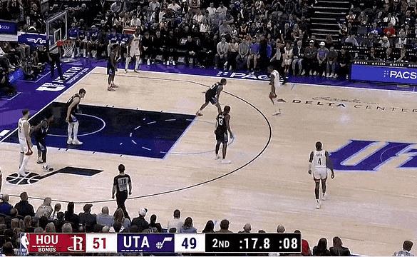 双星连线！阿门助攻小史完成抛投得分！
在今天NBA常规赛火箭对阵爵士的第二节比赛