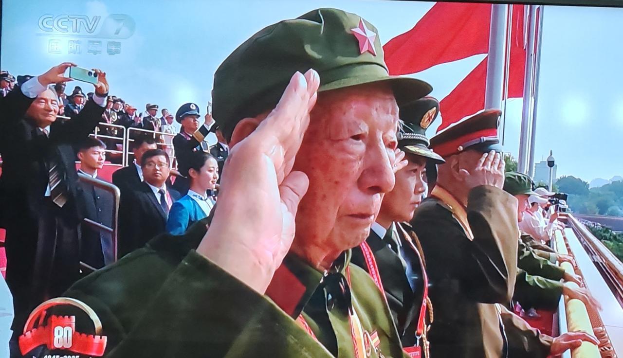 #九三阅兵中让你感触最深的是什么#最令人动容的，是天安门城楼上的老兵，在陆海空三