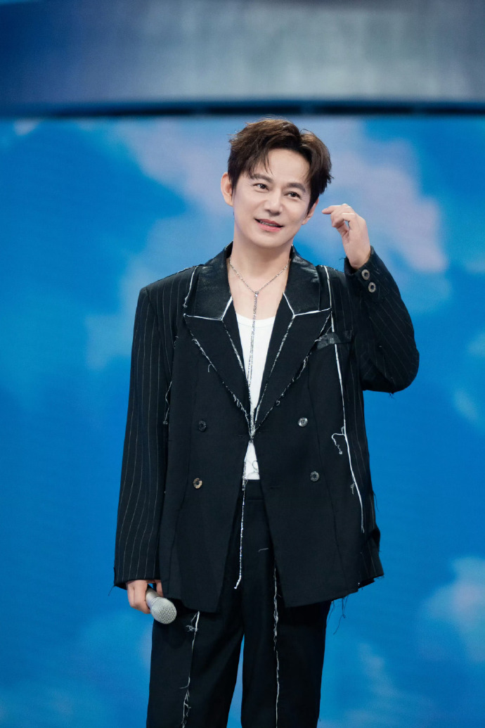 我就说何老师还不退休迟早会出事吧，以前就喜欢看他的节目，希望他现阶段可以多录制一