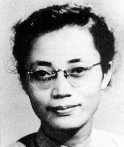 1950年，被折磨到体无完肤的萧明华，听闻敌人要枪毙自己。突然抬头说：“我可以招
