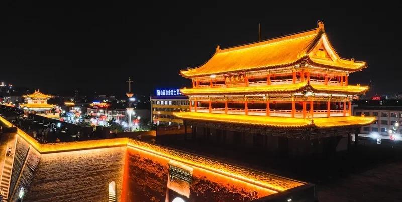 邻居家的小孩旅游回来晒得黑不溜秋的，旅游也是苦差事，花钱买苦受，旅游最好的季节就