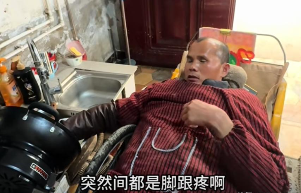 真的是身残志不惨。48 岁的戚志强下肢瘫痪，却活出了非凡人生。9 岁时，他因类风