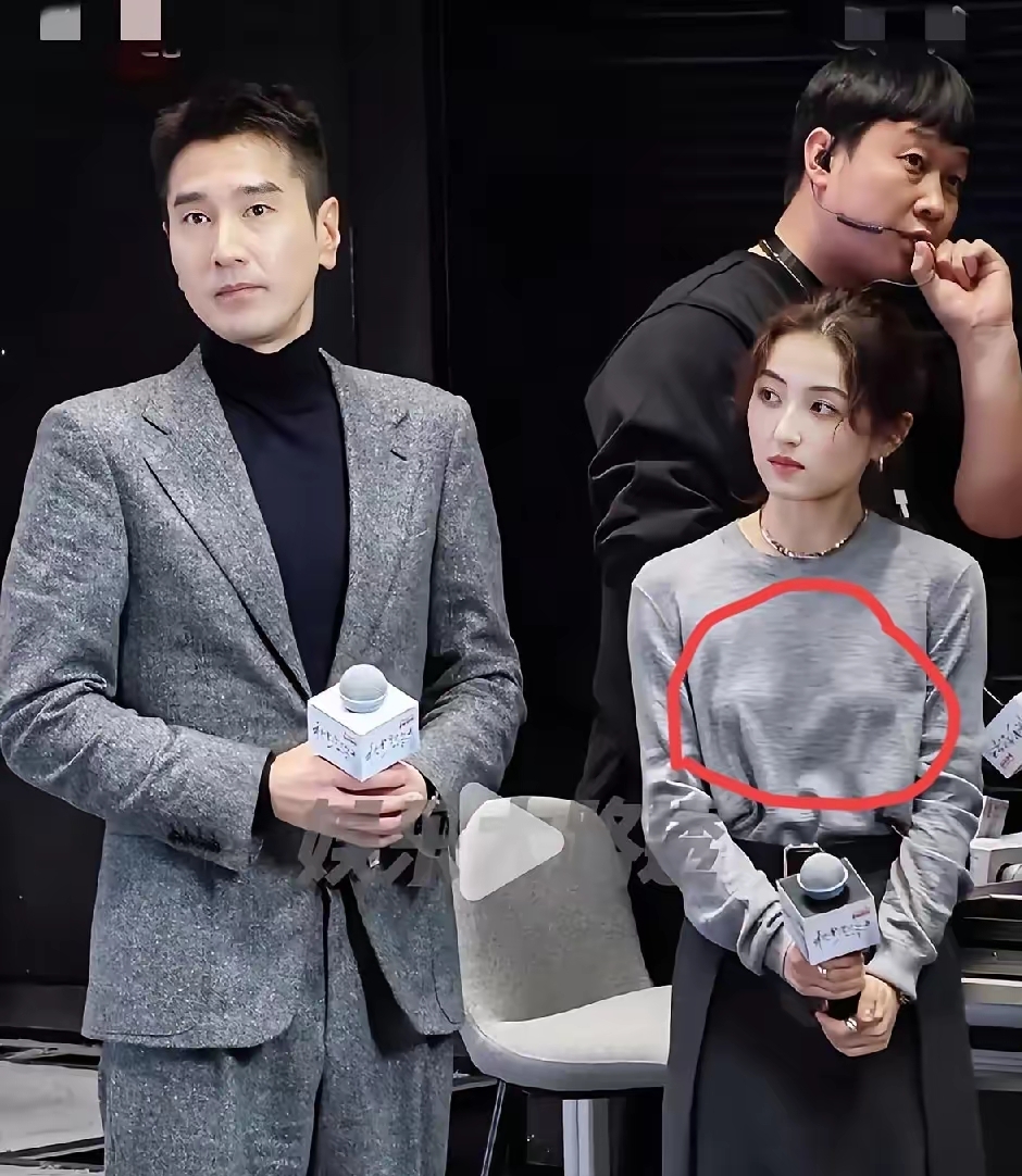 尴尬！张子枫这毛衣造型是认真的吗？胸前“贴片”太抢眼，网友：胸贴反了？