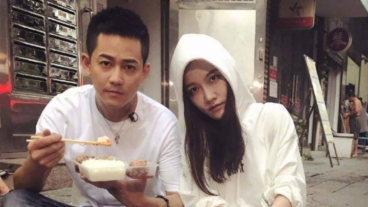 任重孙骁骁香港家庭聚餐，粉衣妈妈为女儿记录温馨时刻