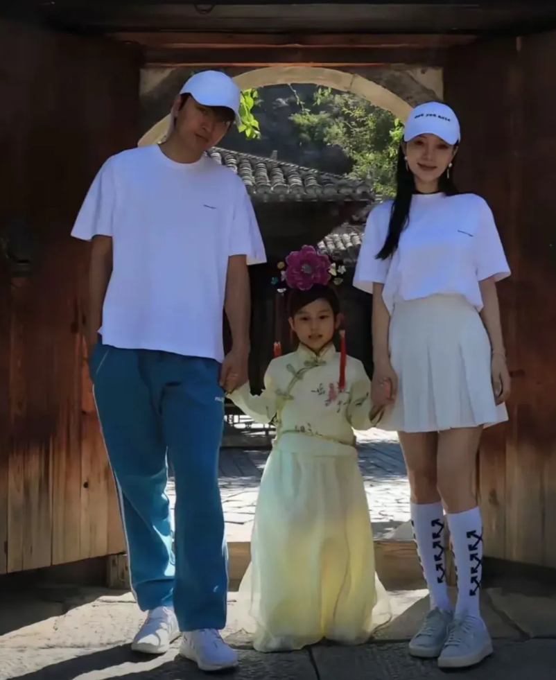 谁能想到啊，第一个出来回应李小璐、贾乃亮复合的竟是甜馨。李小璐和贾乃亮的感情恩怨