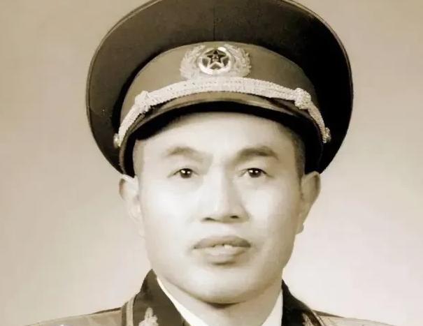 1940年，皮定均看上了女干部张烽，就让县长去说媒，张烽听说了县长的来意后，拒绝