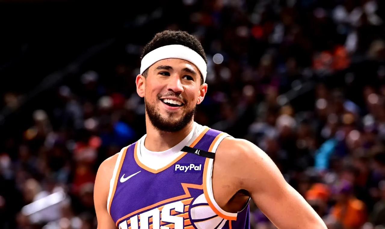 赚大钱咯！NBA生涯总薪资，布克杀入历史前三！
今天，随着布克与太阳队达成2年1
