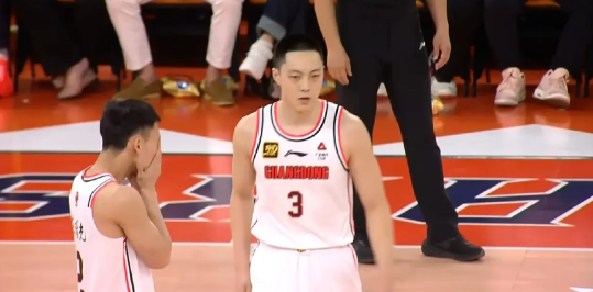 广东输球，这5人要被批评:
1，王少杰:
上场14分钟，根本顶不住王哲林，关键是