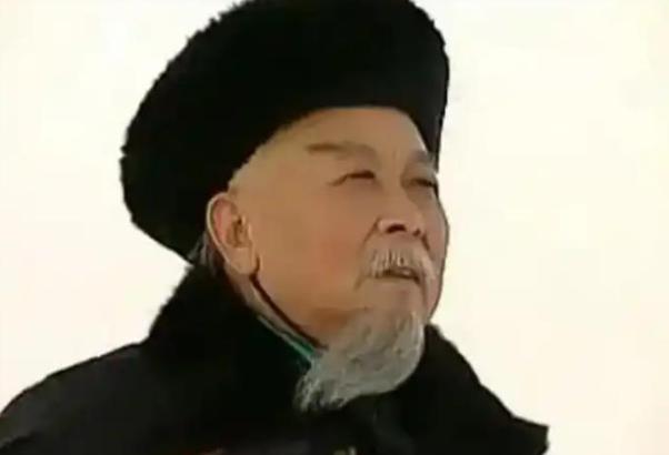 1885年左宗棠在病榻上离世时，愤慨地说：“对中国来说，十个法国将军，也比不上一