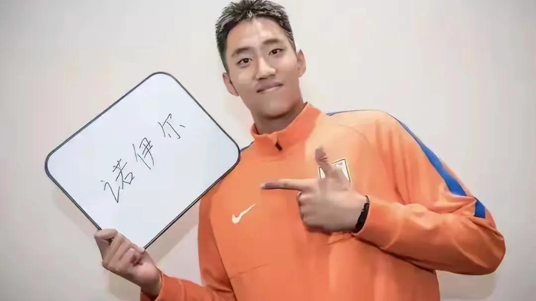 太业余了！于金永低级失误送给深圳新鹏城禁区内间接任意球。
于金永抱起球后放下，随