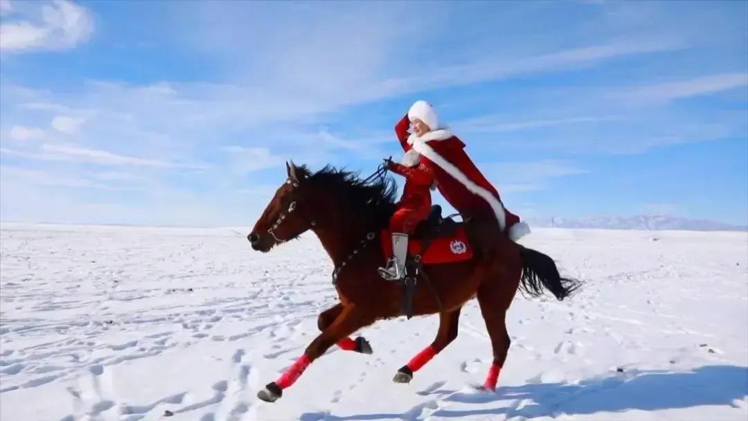 新疆贺娇龙意外坠马：地方文旅借“网红”推广，要流量也要安全