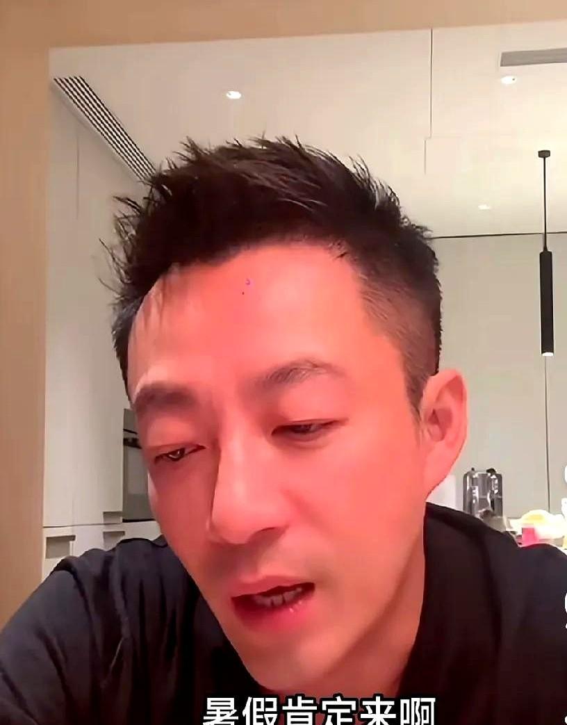 汪小菲透露子女暑假将会回北京！
汪小菲直播，网友问他“小玥儿和霖霖放暑假回北京吗