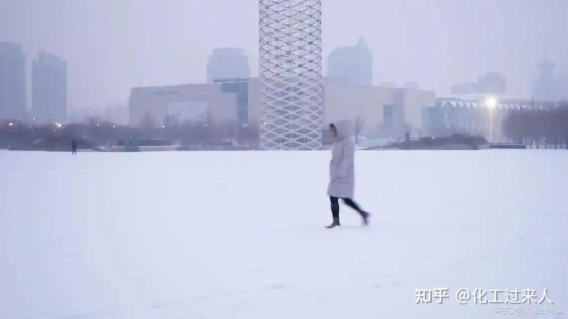 为啥冬天的雪踩上去会发出咯吱声，春天的却不响？