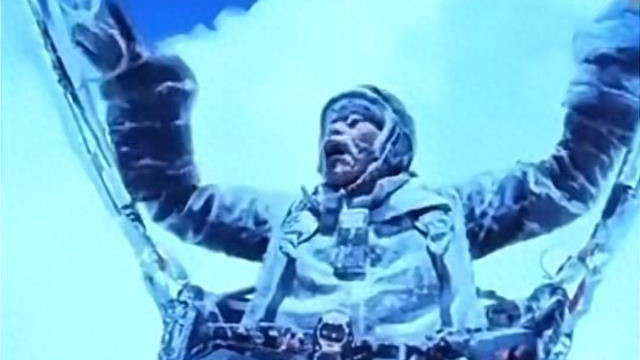 男子玩滑翔伞被云吸到8598米高空，全身结冰，凭极限操作成功活命