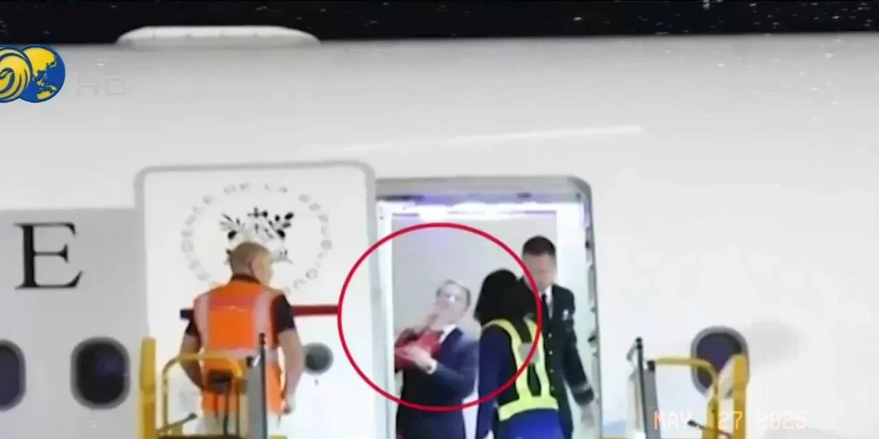 马克龙被老婆打了一巴掌











我简直不敢相信自己的眼睛！马克龙竟