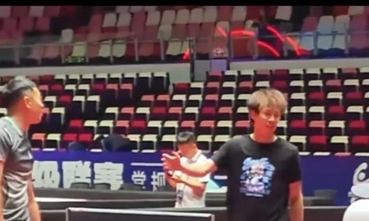 哥哥最爱我了
胖宝宝：他来了，看吧，是他先伸手的，和我握手的，果然他最爱我了。