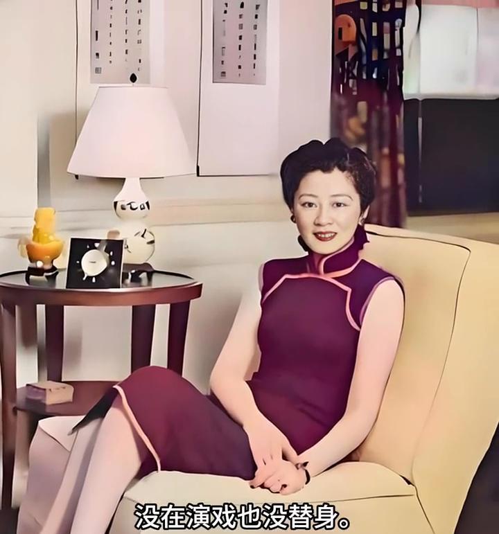 看看张乐怡年轻时在别墅椅子上的照片，这就是她真实的模样，没在演戏也没替身。年轻时