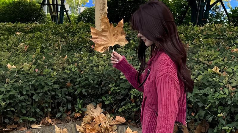 秋日元气穿搭：把落叶当背景，把活力穿在身上