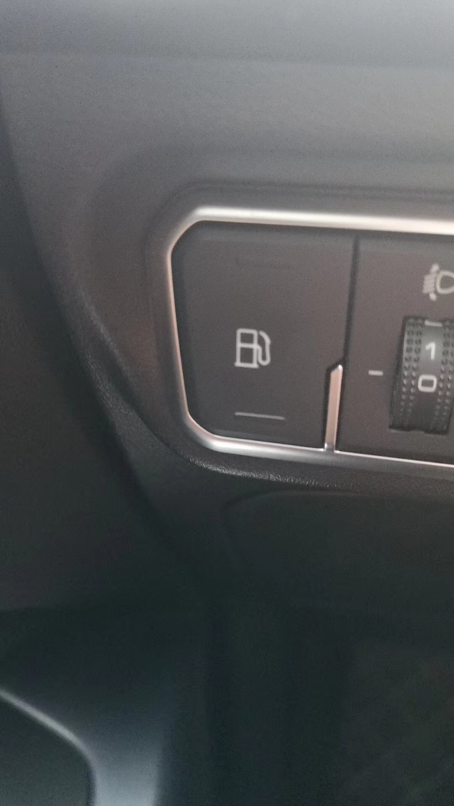 高压油箱的工作原理
配备高压油箱的车，都有一个开始加油按钮，全车下电后，按加油按