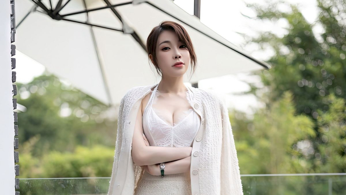 徐莉芝Booty米色上衣搭配白色丝袜户外写真