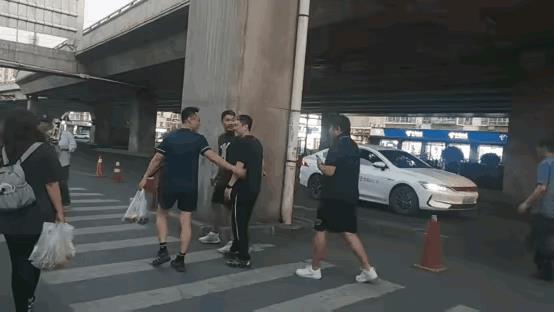志强、刘恒、孙逊这几个男队教练都到新疆了，王皓也在这儿。一看这阵仗就知道，男队现