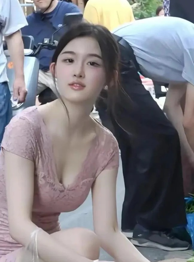 小思思
身高 172
街头买菜，看人间烟火