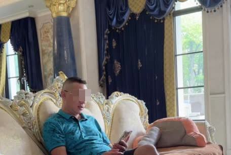 上海一男子离婚15年，前妻突然打电话报喜，说女儿这次考试成绩很好，并提了一个要求