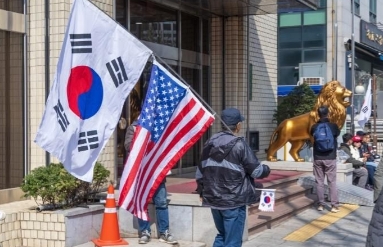 韩国爆发仇华浪潮，扛着美韩国旗喊“滚回中国”，联合国罕见警告

近日，香港《南华