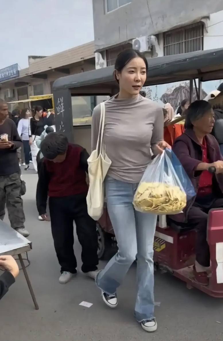 李福贵带老人们去郑州旅游，泪点满满，感动满满，还发现一个宝藏。
一开始还纳闷，福