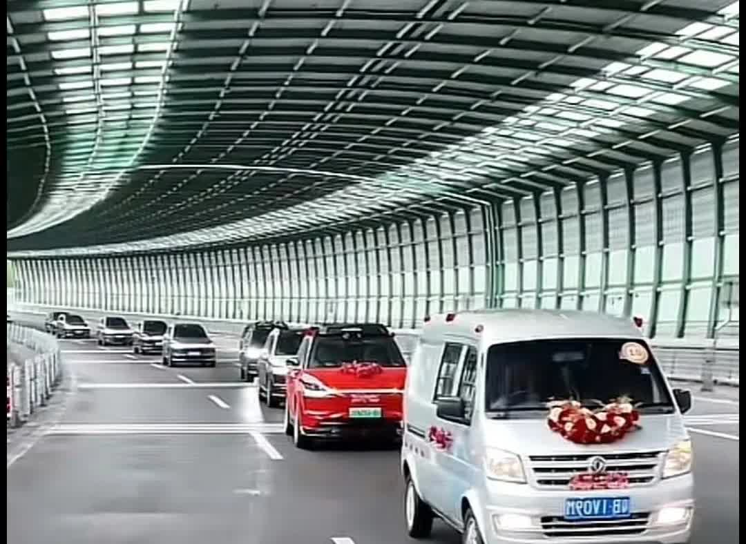 不忘来时路，这就是问界车主的肚量和品行
深圳一问界车主结婚，用问界M9做婚车，