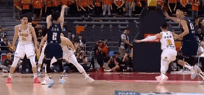 主教练贝兹利点评徐杰与徐昕的协作：

比赛尾声，徐杰妙传徐昕，确保了最终的胜