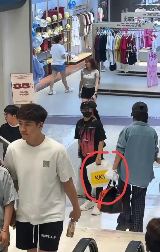 森林北和汪峰牵手逛街引热议！
大家看到没有两人在商场里，汪峰手中提着一个袋子，森