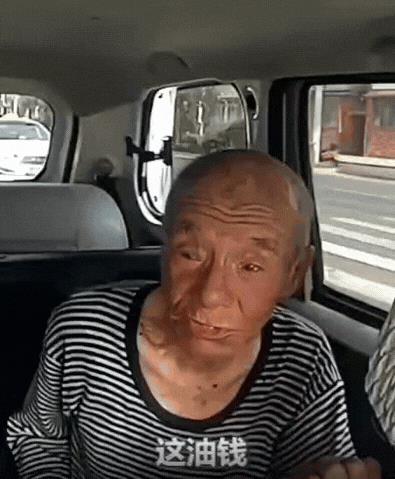 眼泪止不住了！内蒙古，九旬老人外出中暑，民警一路护送回家，不料，老人上车后，却提