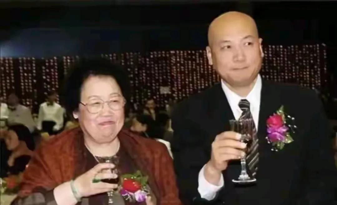 72岁迟重瑞和老婆陈丽华去高端饭局，夫妻打扮贵气，状态非常好