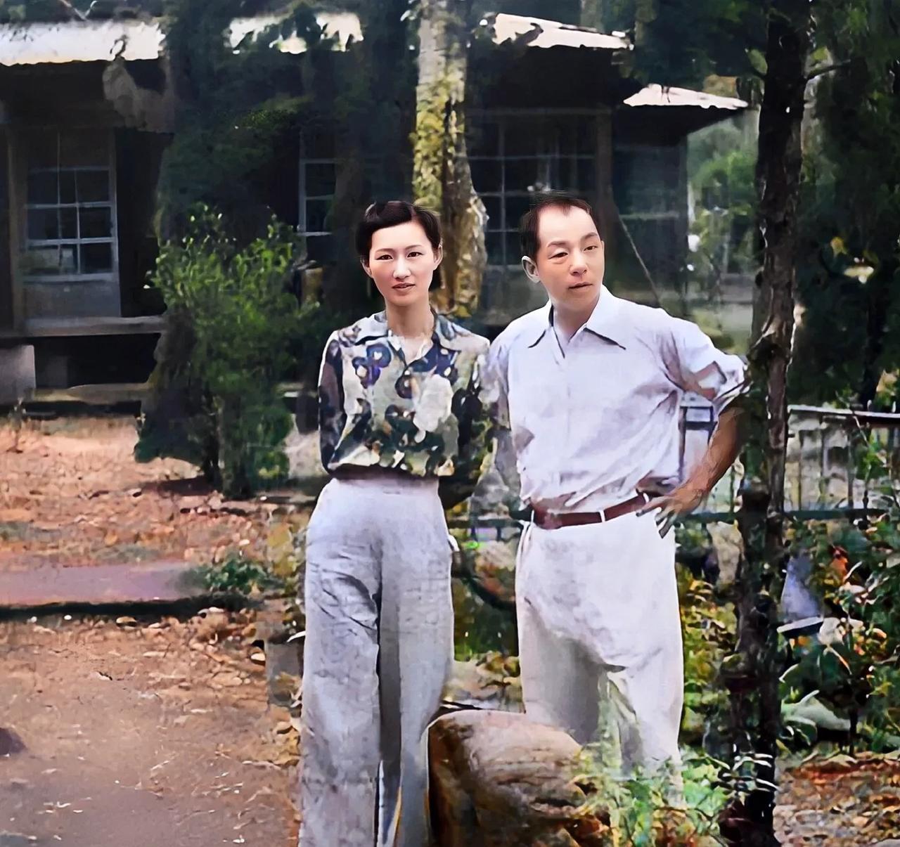 这是当年赵四小姐和张学良被幽禁期间的一张留影老照片，这并非演员扮演，而是货真价实