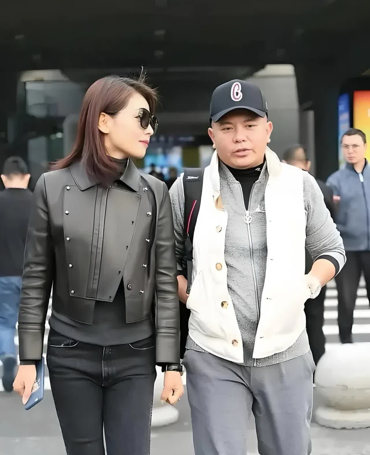 在机场出口，偶遇刘涛和她的老公王珂边走边聊，十分幸福的样子！
刘涛走在人群中很