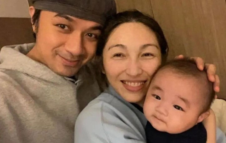 53岁的艺人古巨基与太太元旦报喜，宣布再度迎来新生命。
 
有人说很烦这种年轻的