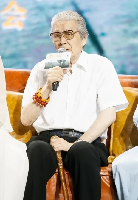 当年，蓝天野刚进《封神榜》剧组，他看到演员的服饰很前卫，亮片、塑料头饰……但一点