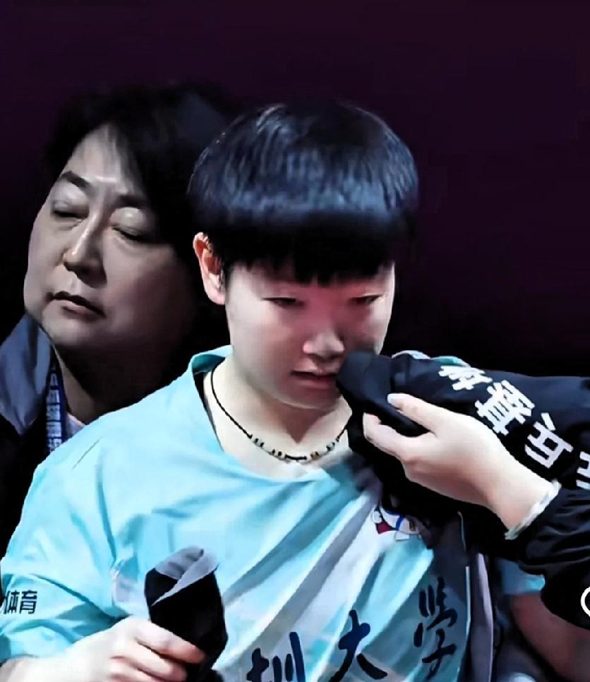 大家有没有发现
莎莎竟然藏着秘密武器
闻衣服
我也是今天才发现
莎莎跟队友拿错了