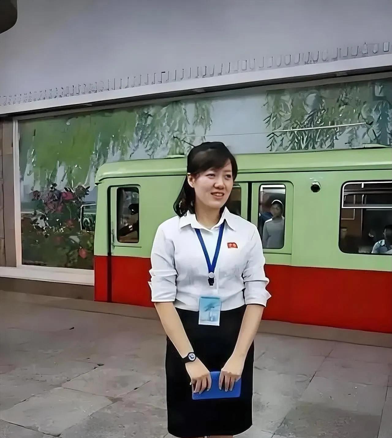 朝鲜平壤地铁站的工作人员，应该是受人羡慕和尊敬的一项工作，本人也感到十分自豪。