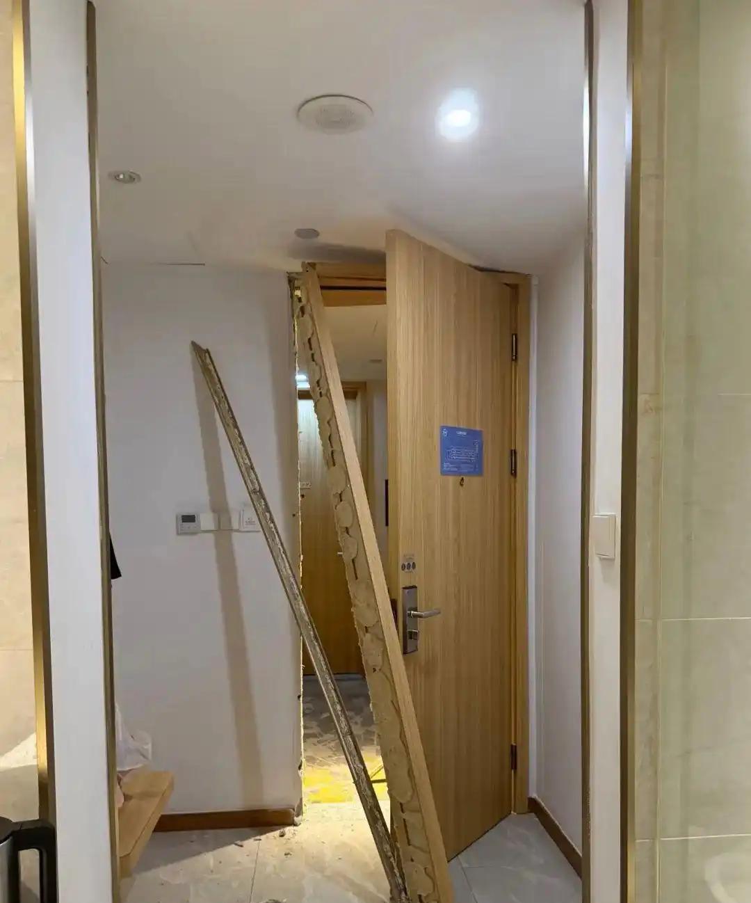 浙江杭州，男子和同事出差入住一家酒店，男子洗完澡正准备擦身体时，门外忽然传来两声